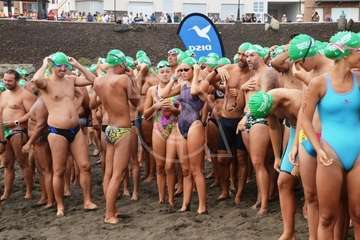 Alberto Rdríguez e Isabel Navarro triunfan en la XVII Travesía a Nado de Salinetas (Foto TA)